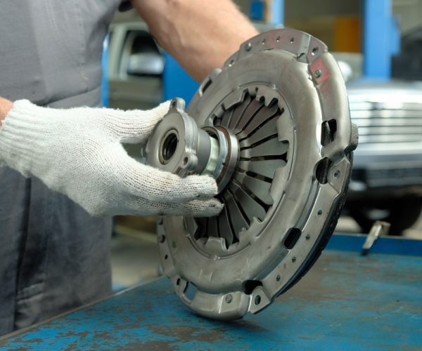 Car,Repair,At,A,Car,Service,Center.,The,Clutch,Kit