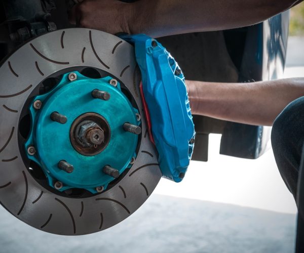 Car,Mechanic,Or,Serviceman,Disassembly,And,Checking,A,Disc,Brake